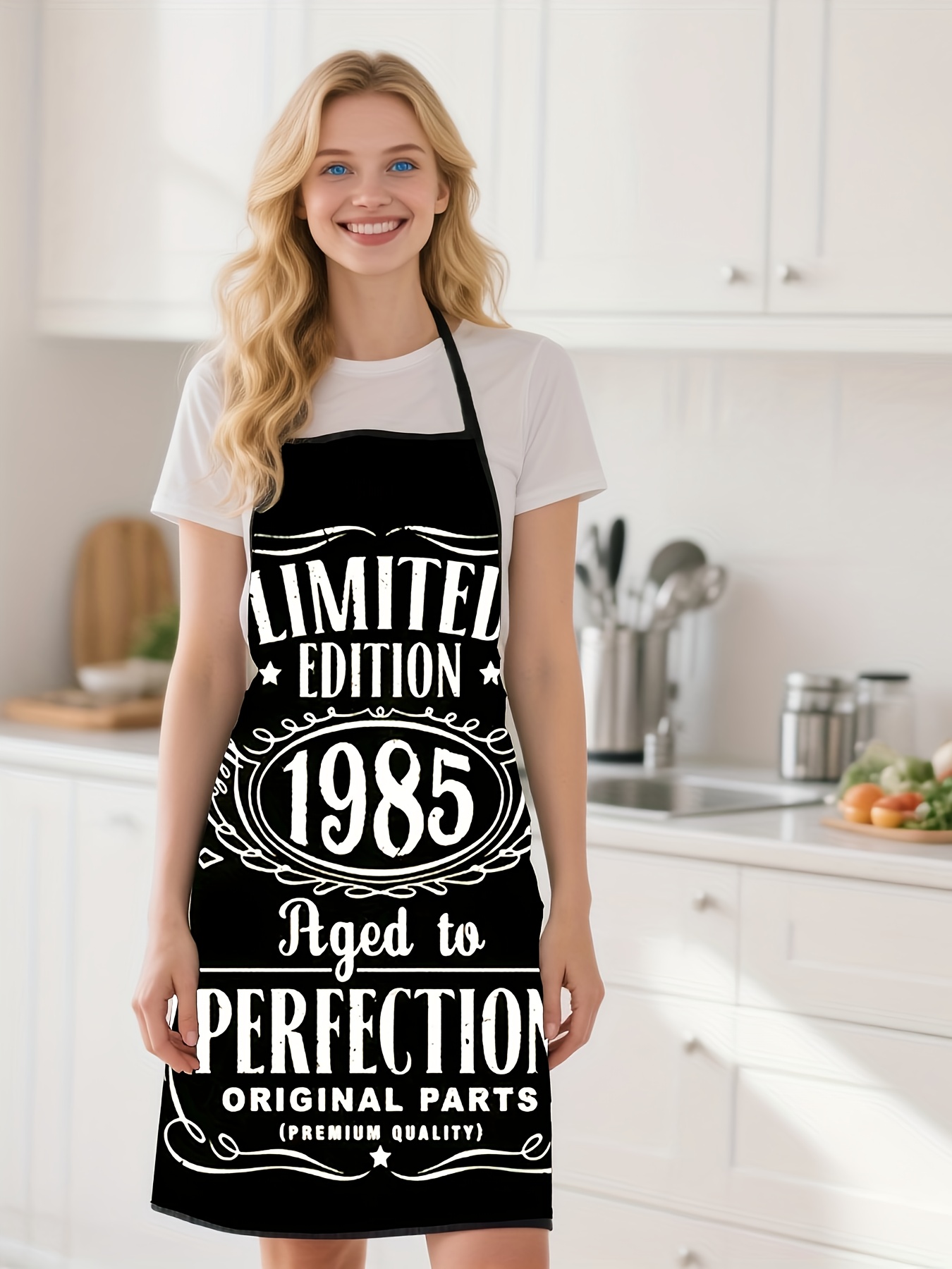 黒色の背景に「1985」のデザインが入ったキッチンエプロン、 - Kitchen Baking Background のレビューと価格