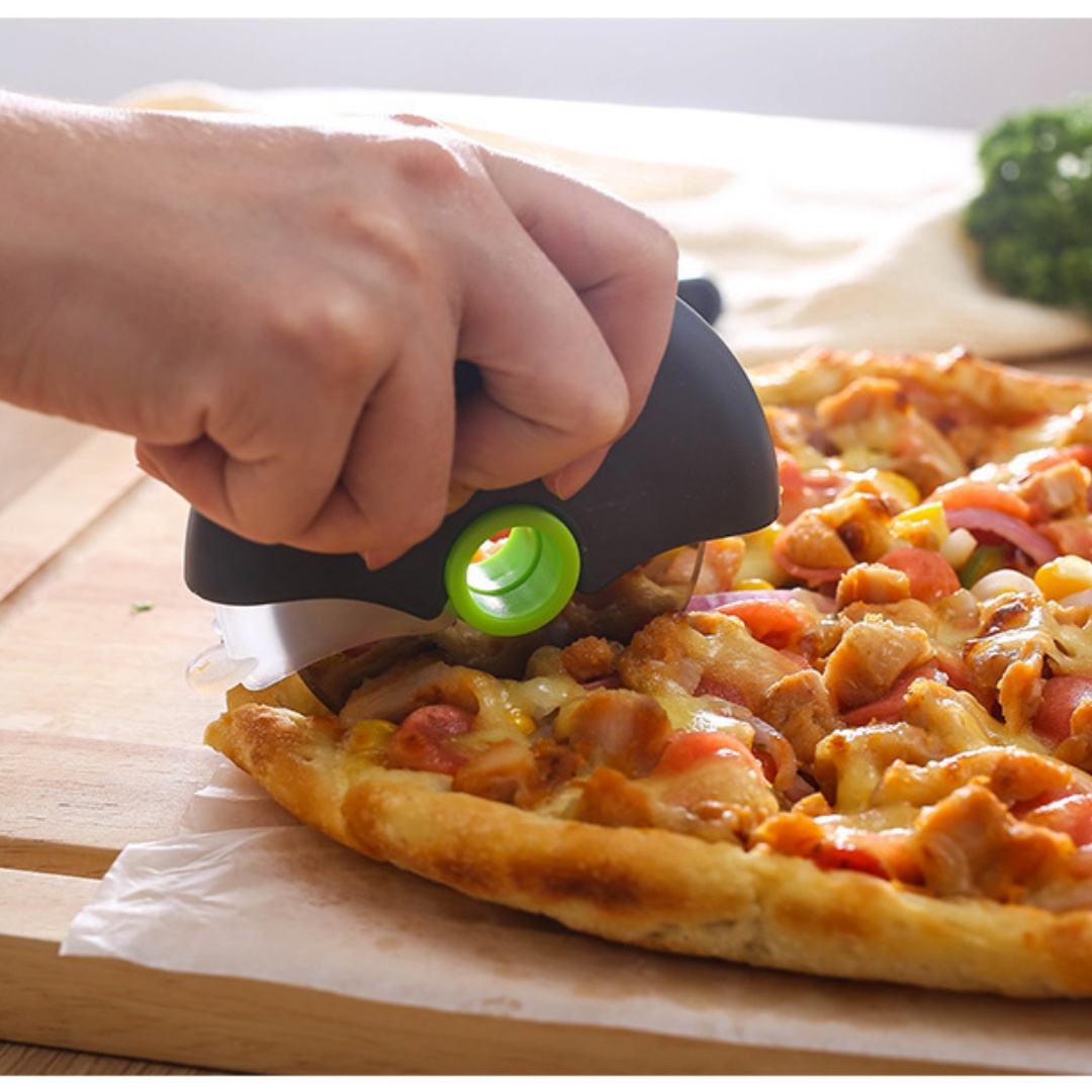 ステンレス製丸型ホイールピザカッター（蓋付き）、生地スライサ - Kitchen Roller Baking のレビューと価格